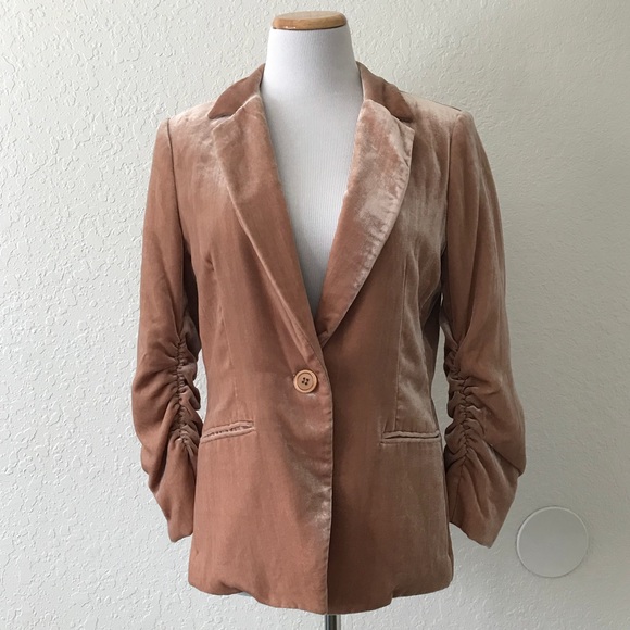•Fashionista• Champagne Velvet Blazer - Picture 2 of 8